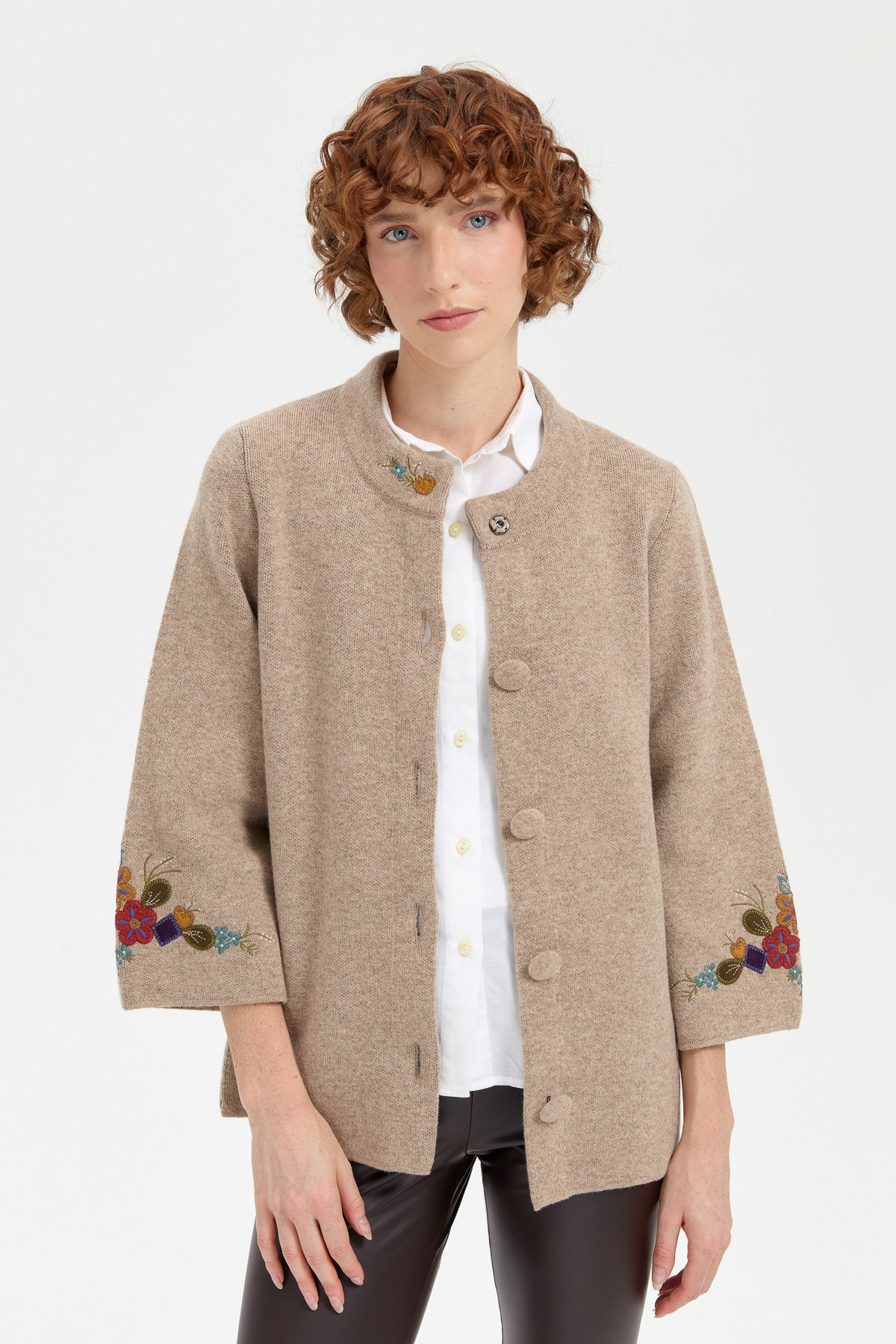 24011Kadın Dik Yaka Kolu ve Yakası İşlemeli Kısa Yün Ceket K.Bej