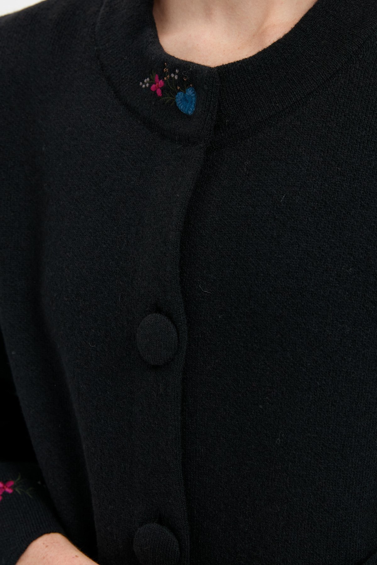 24011Kadın Dik Yaka Kolu ve Yakası İşlemeli Kısa Yün Ceket Siyah