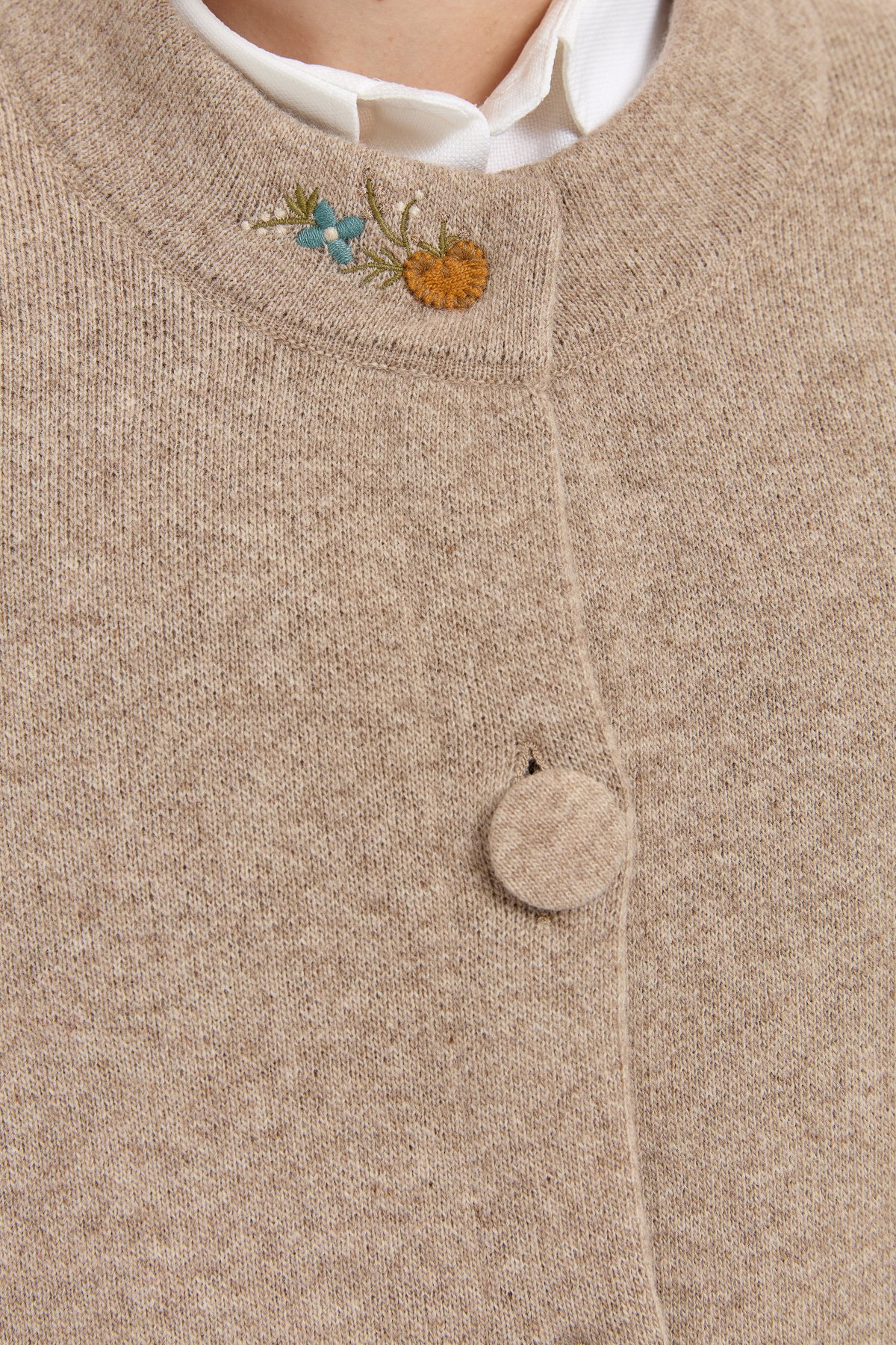 24011Kadın Dik Yaka Kolu ve Yakası İşlemeli Kısa Yün Ceket K.Bej