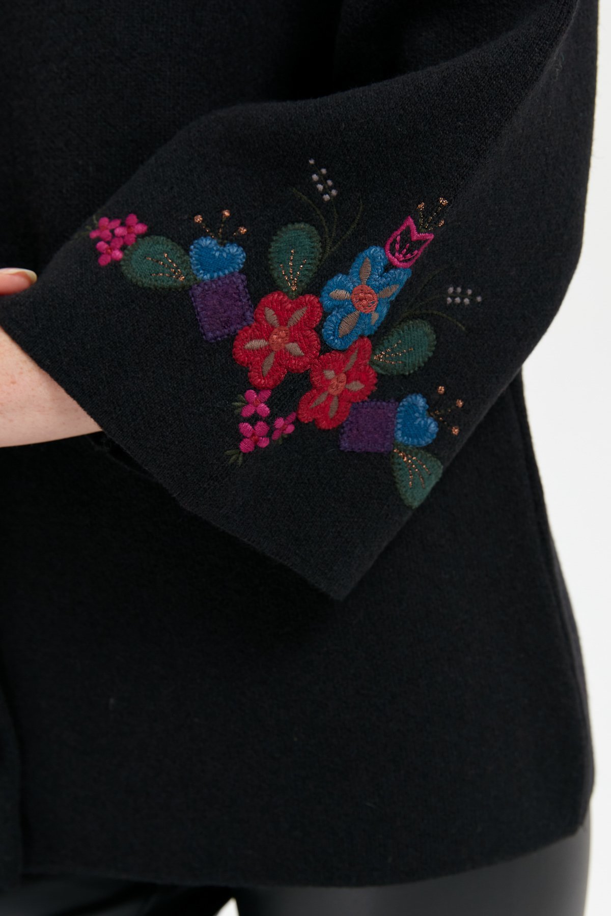 24011Kadın Dik Yaka Kolu ve Yakası İşlemeli Kısa Yün Ceket Siyah