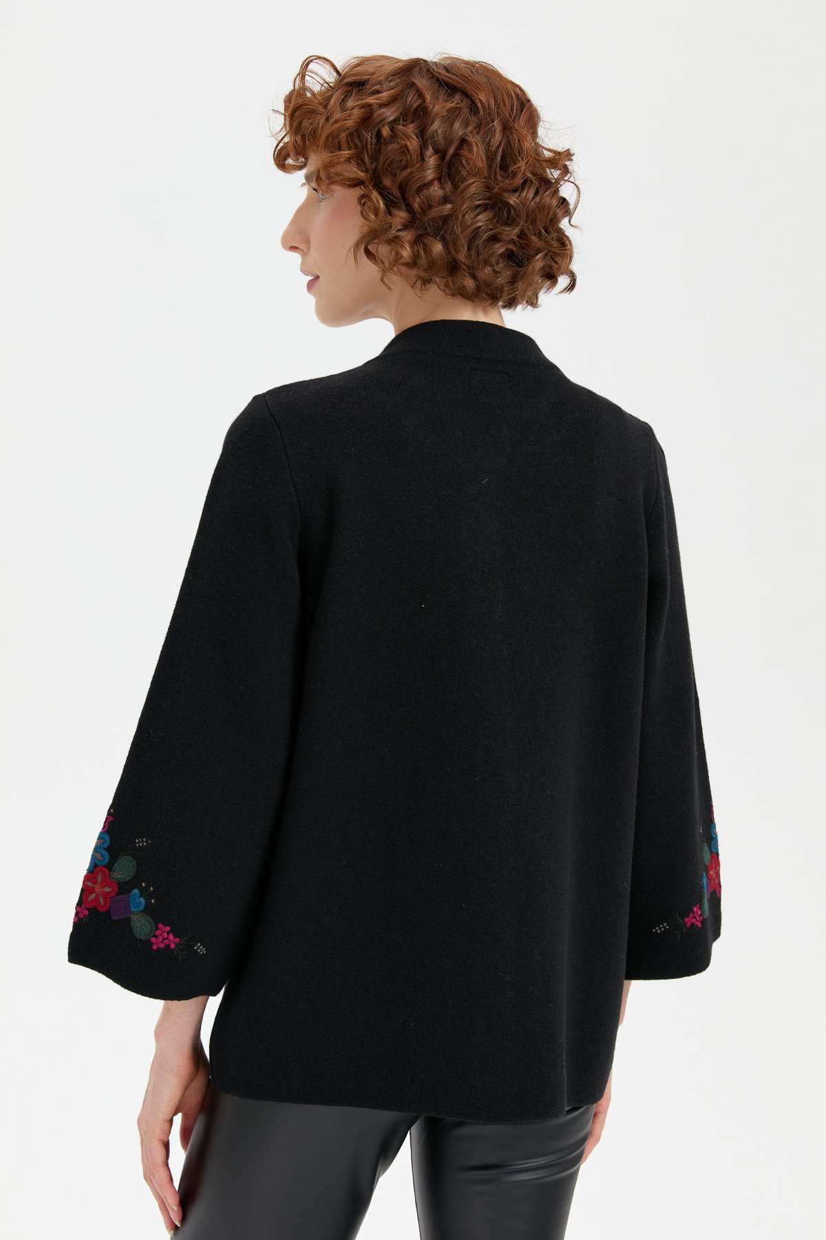 24011Kadın Dik Yaka Kolu ve Yakası İşlemeli Kısa Yün Ceket Siyah