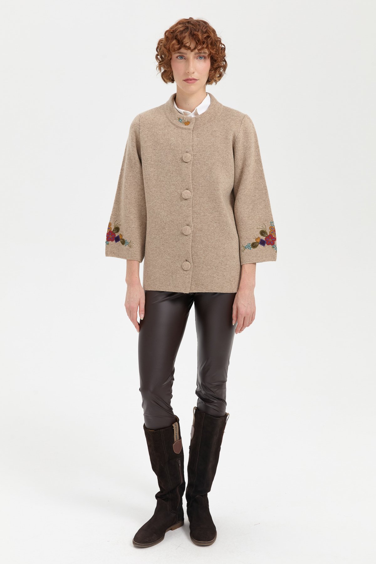 24011Kadın Dik Yaka Kolu ve Yakası İşlemeli Kısa Yün Ceket K.Bej