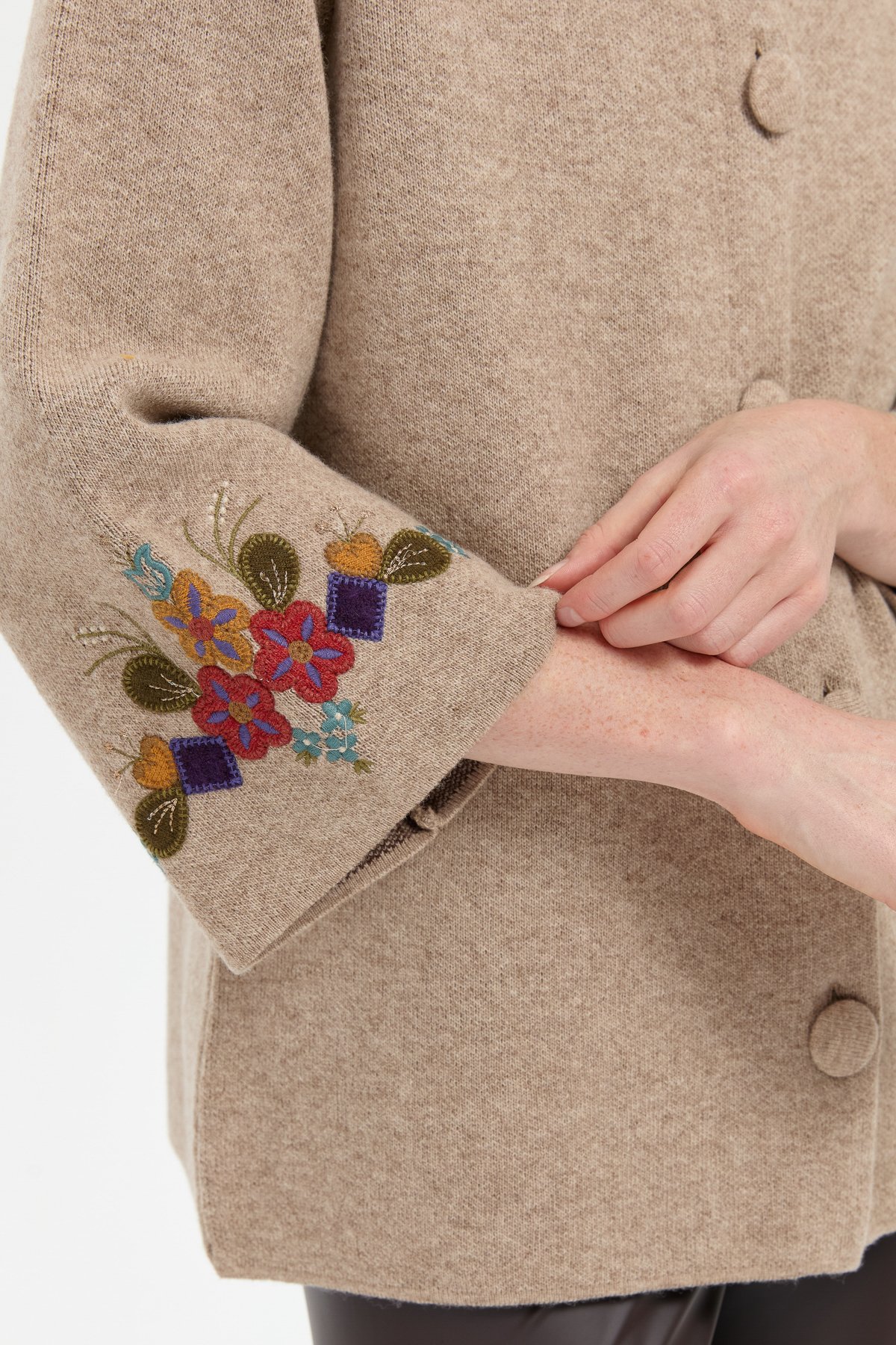 24011Kadın Dik Yaka Kolu ve Yakası İşlemeli Kısa Yün Ceket K.Bej