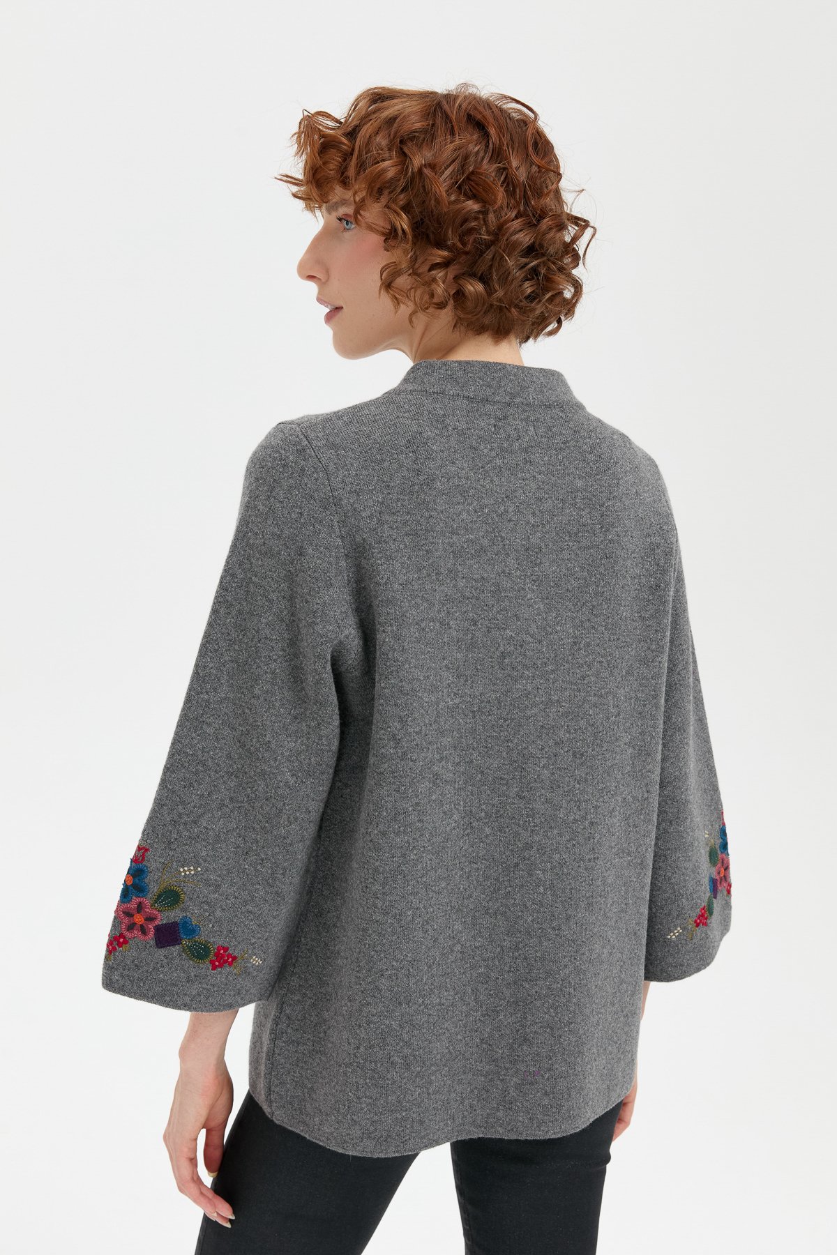 24011Kadın Dik Yaka Kolu ve Yakası İşlemeli Kısa Yün Ceket Füme