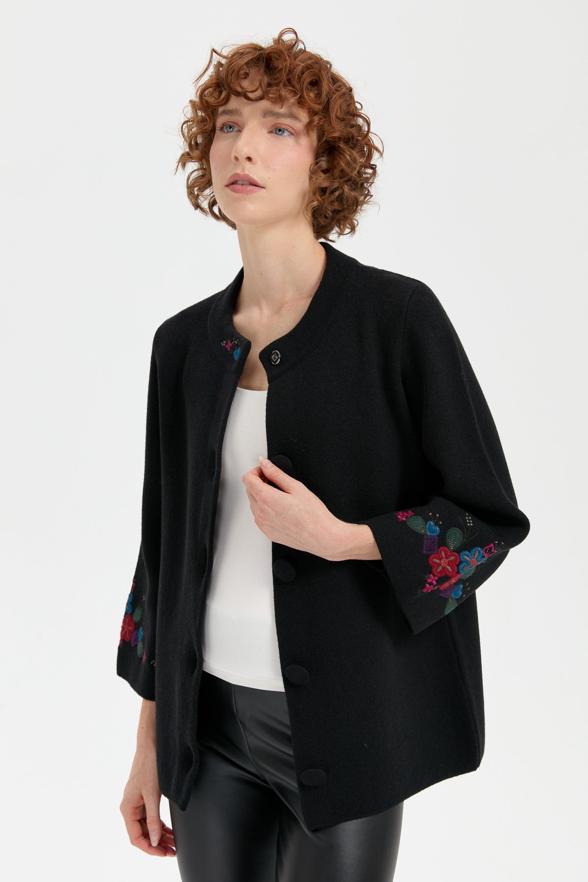 24011Kadın Dik Yaka Kolu ve Yakası İşlemeli Kısa Yün Ceket Siyah