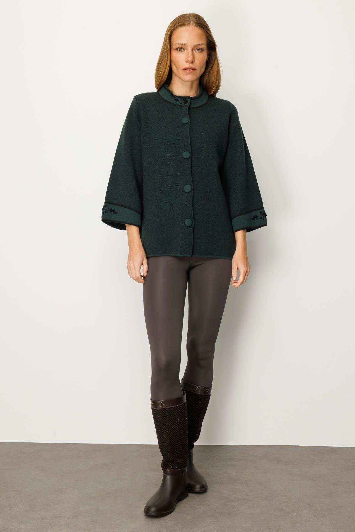 25033Kadın Dik Yaka Kolu ve Yakası Nakışlı Yün Ceket Yeşil