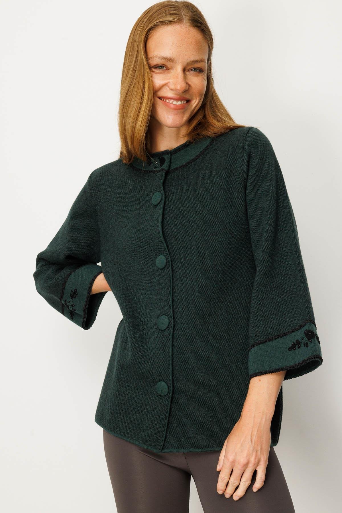 25033Kadın Dik Yaka Kolu ve Yakası Nakışlı Yün Ceket Yeşil