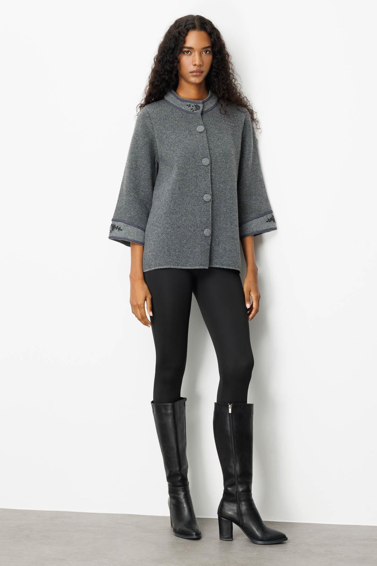 25033Kadın Dik Yaka Kolu ve Yakası Nakışlı Yün Ceket Füme