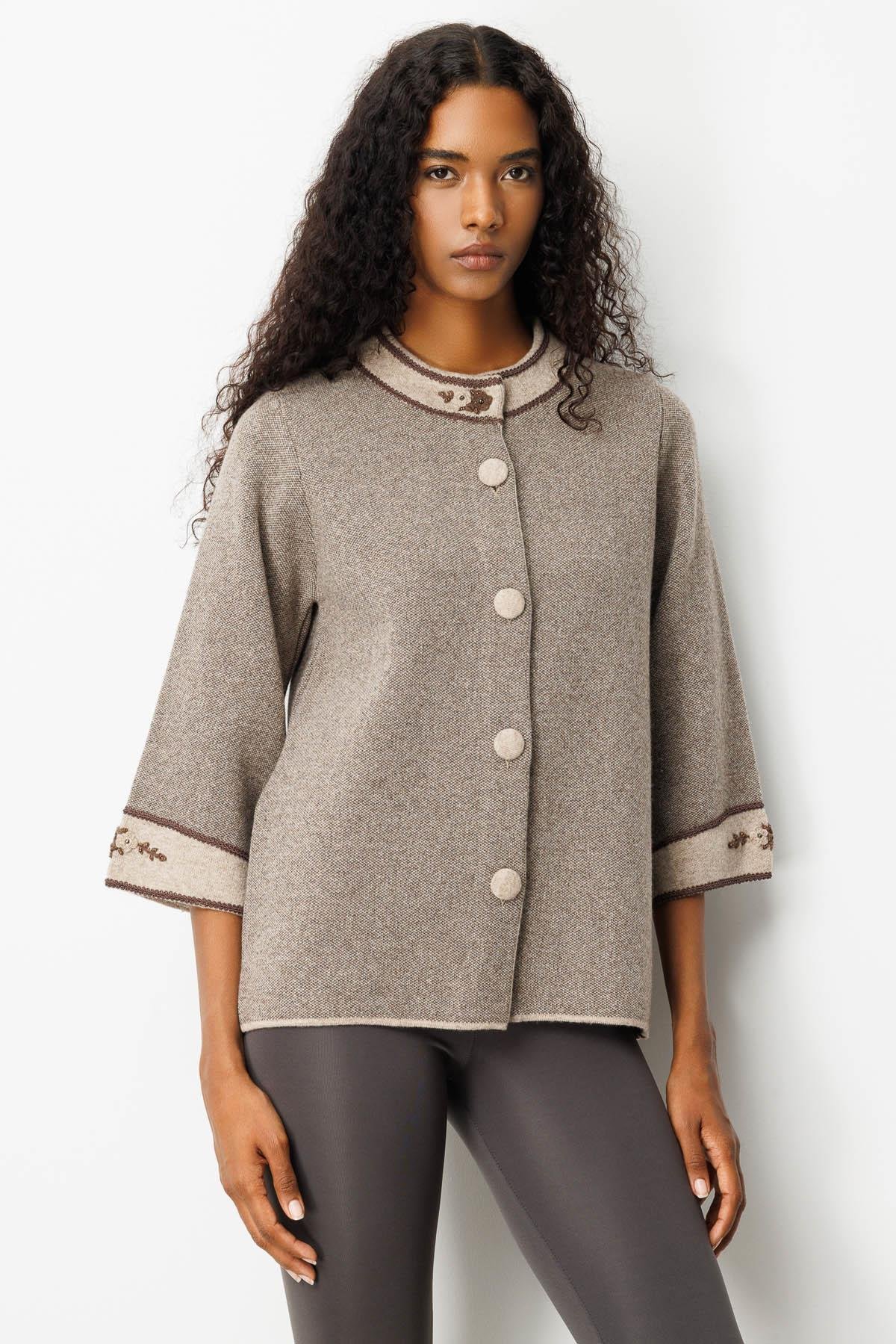 25033Kadın Dik Yaka Kolu ve Yakası Nakışlı Yün Ceket K.Bej