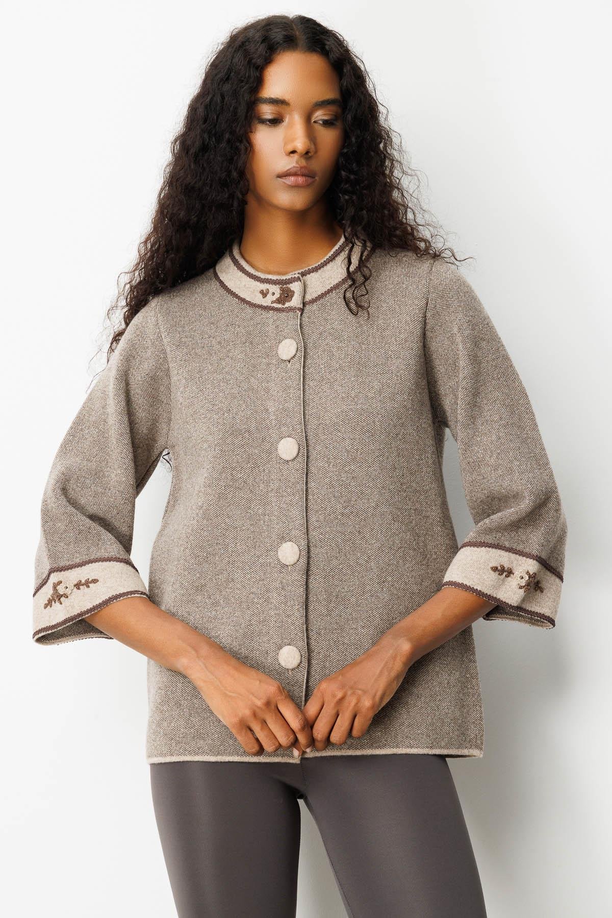 25033Kadın Dik Yaka Kolu ve Yakası Nakışlı Yün Ceket K.Bej