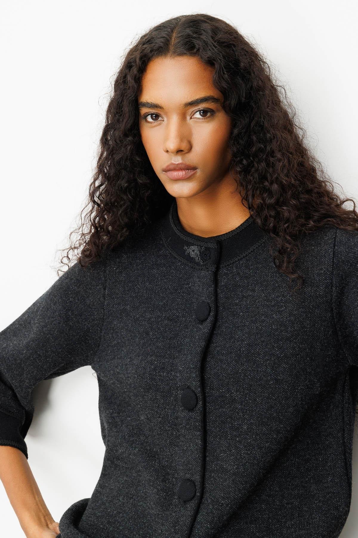 25033Kadın Dik Yaka Kolu ve Yakası Nakışlı Yün Ceket Siyah