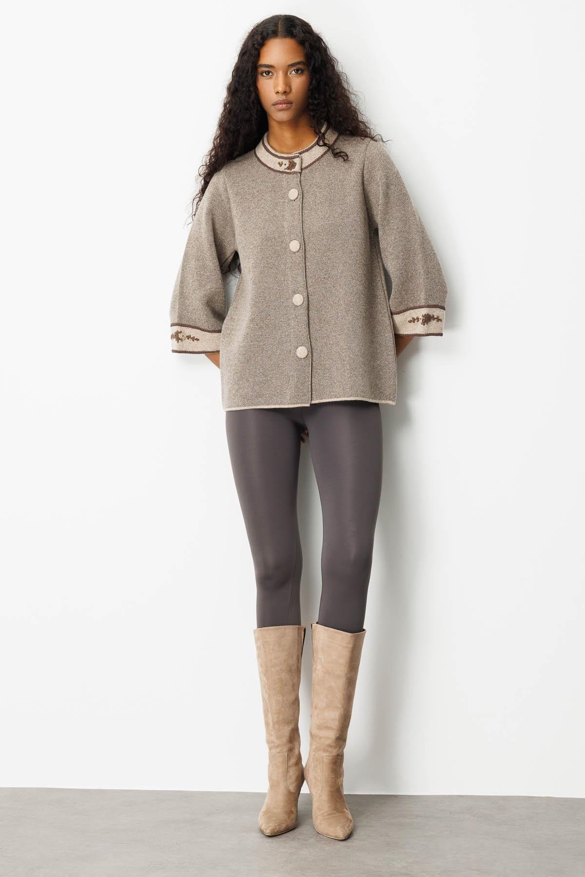 25033Kadın Dik Yaka Kolu ve Yakası Nakışlı Yün Ceket K.Bej