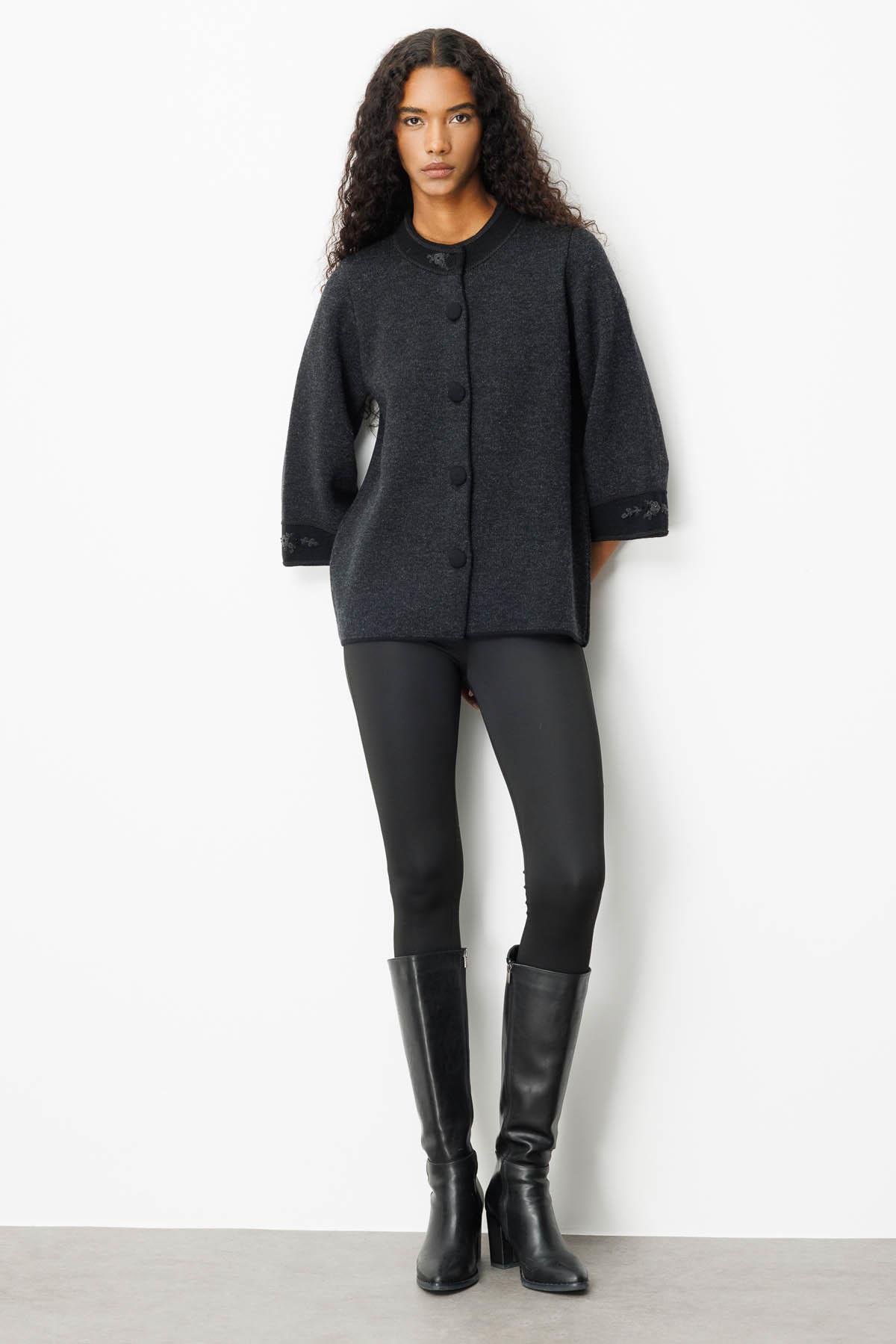 25033Kadın Dik Yaka Kolu ve Yakası Nakışlı Yün Ceket Siyah