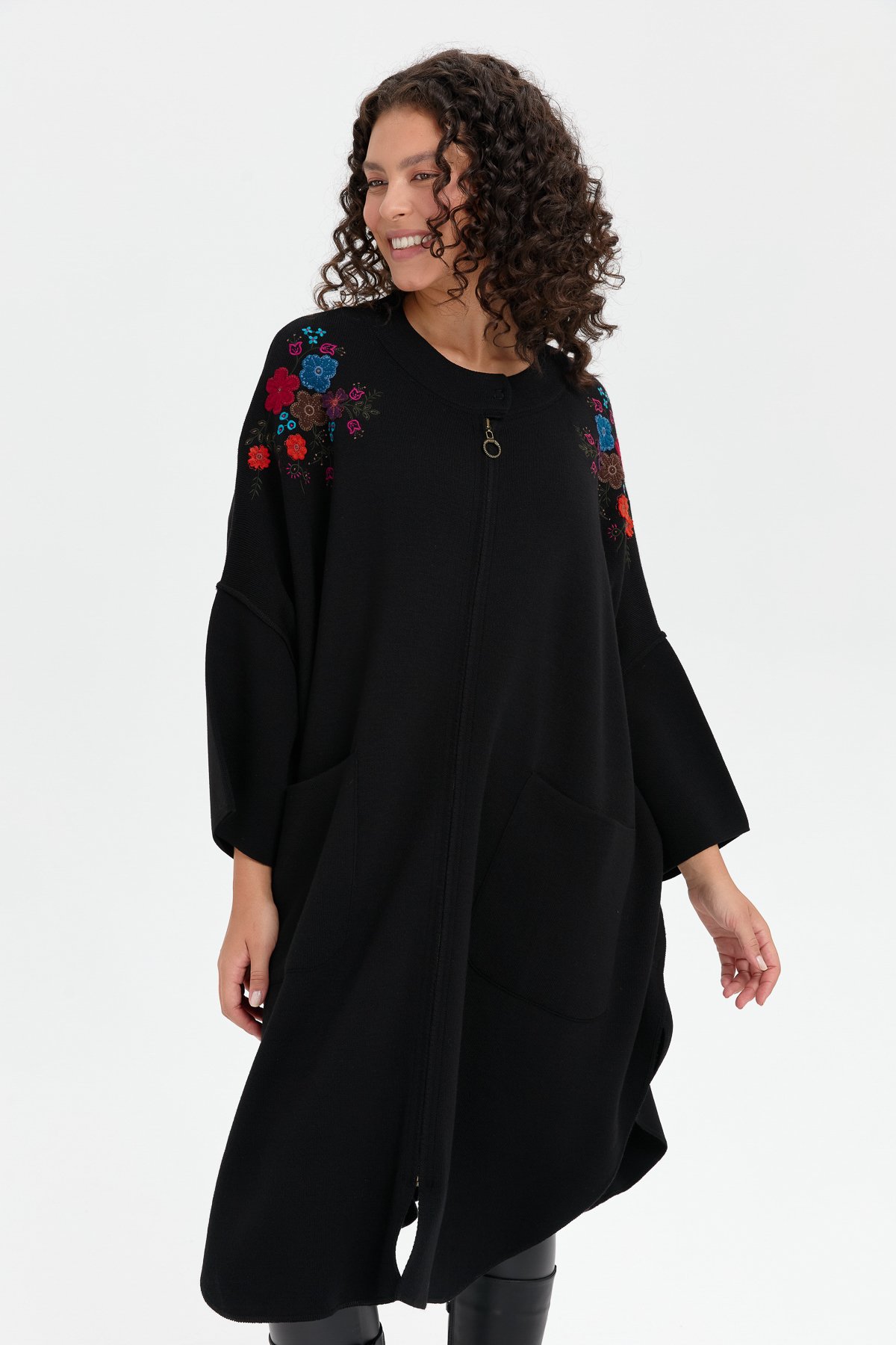 24056Kadın Dik Yaka Omuzları İşlemeli Fermuarlı Panço Siyah