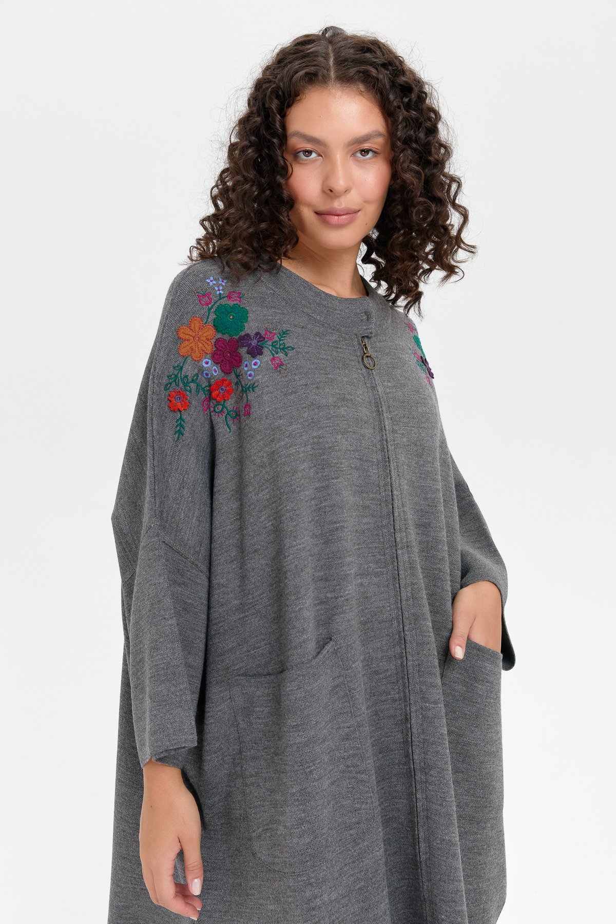 24056Kadın Dik Yaka Omuzları İşlemeli Fermuarlı Panço G.Melanj