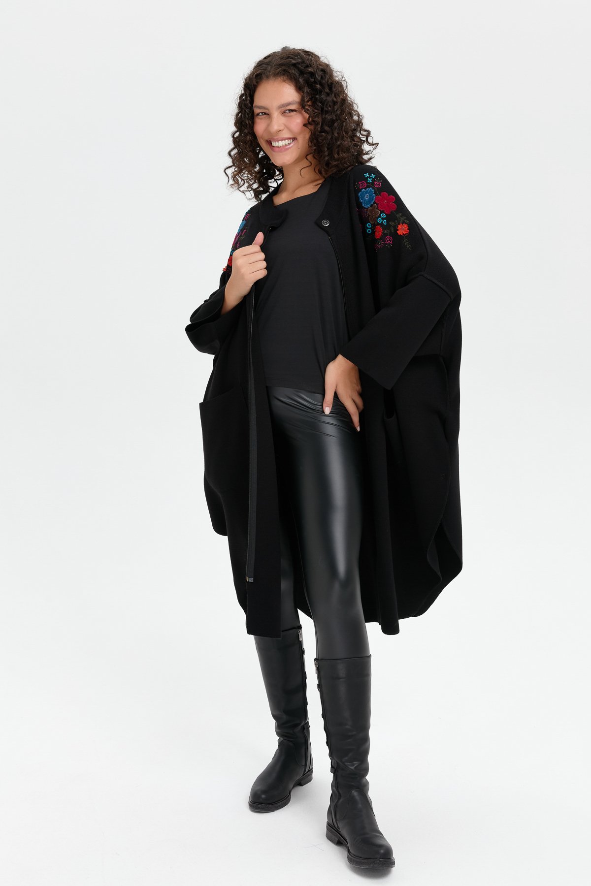 24056Kadın Dik Yaka Omuzları İşlemeli Fermuarlı Panço Siyah