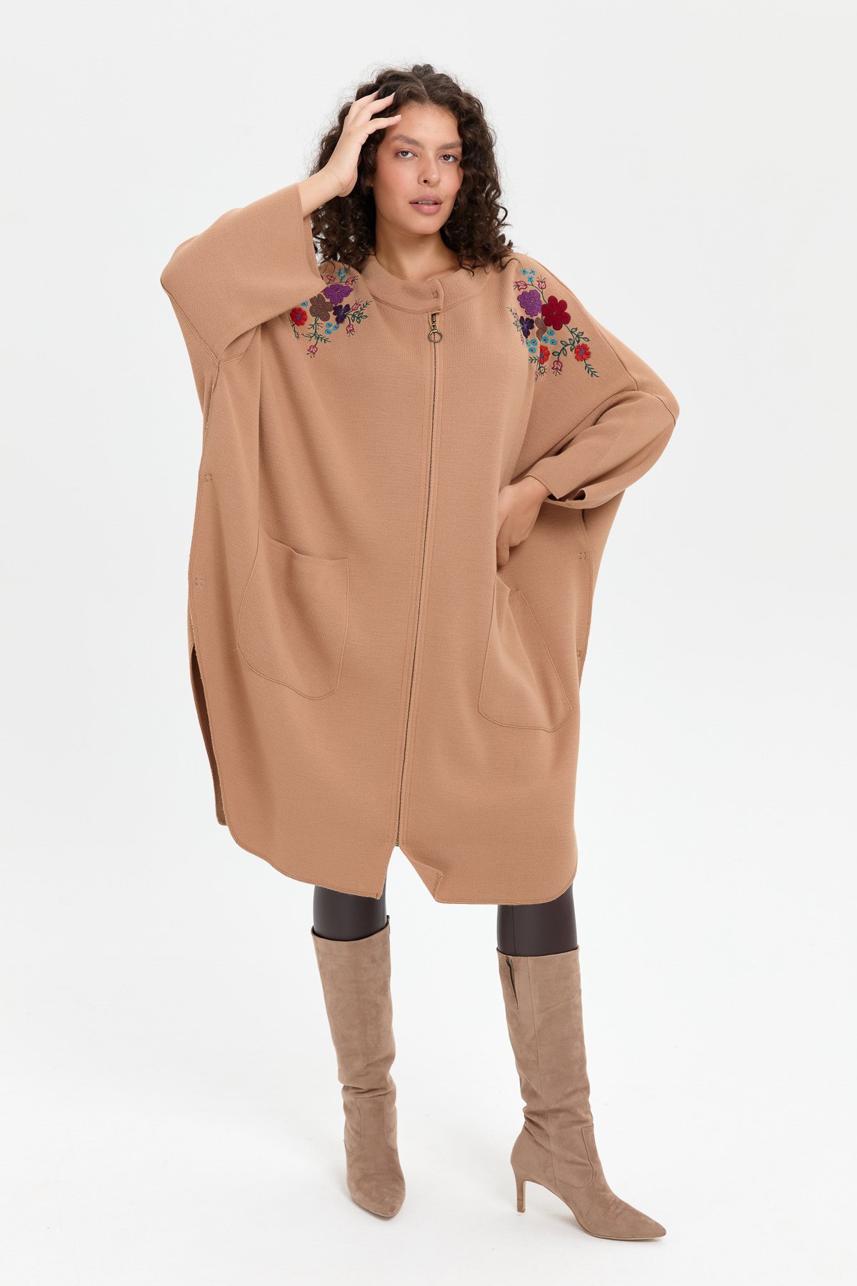 24056Kadın Dik Yaka Omuzları İşlemeli Fermuarlı Panço Biscuit