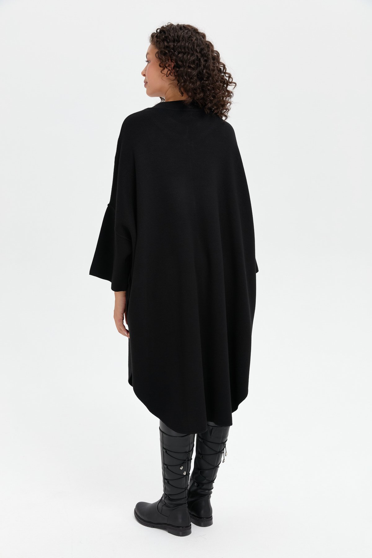 24056Kadın Dik Yaka Omuzları İşlemeli Fermuarlı Panço Siyah