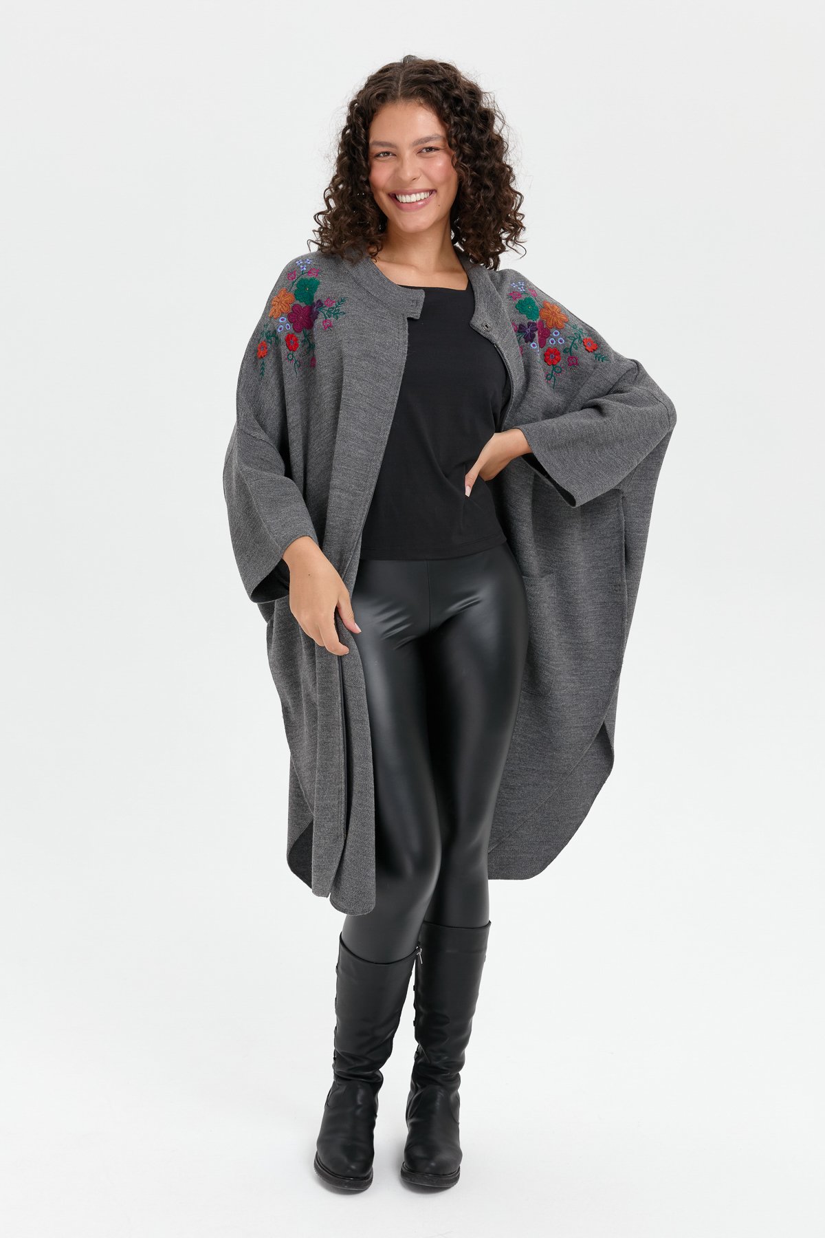 24056Kadın Dik Yaka Omuzları İşlemeli Fermuarlı Panço G.Melanj