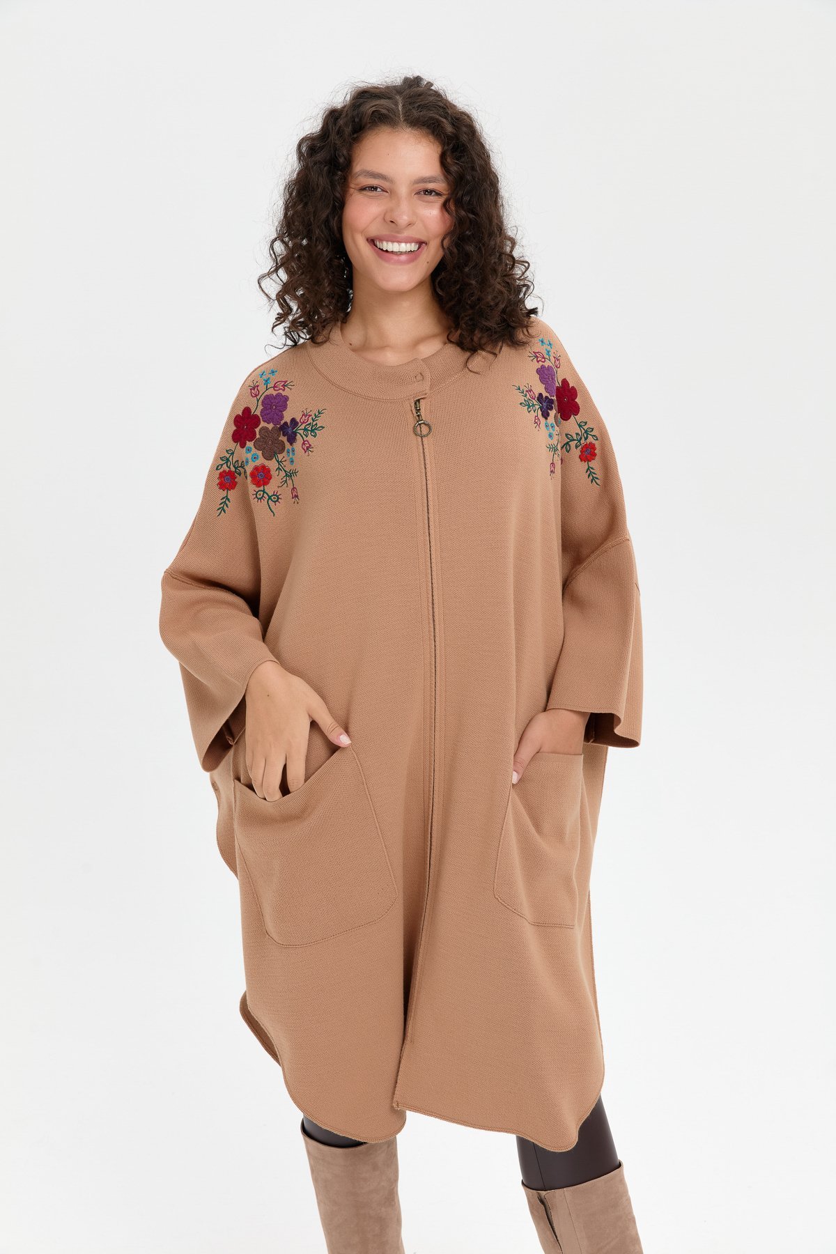 24056Kadın Dik Yaka Omuzları İşlemeli Fermuarlı Panço Biscuit