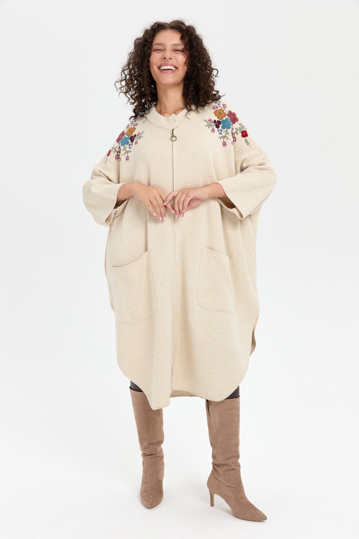 24056Kadın Dik Yaka Omuzları İşlemeli Fermuarlı Panço T.Melanj