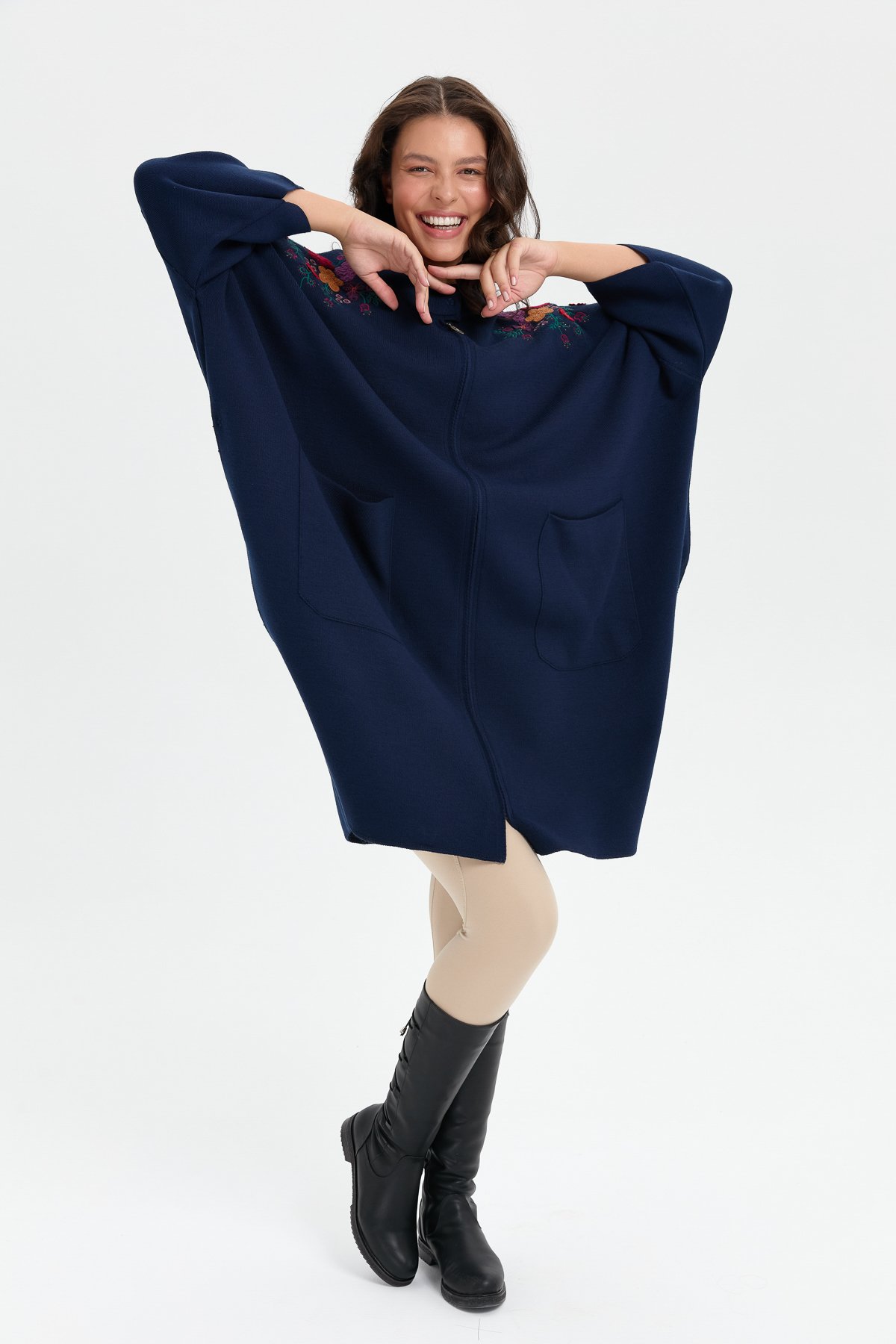 24056Kadın Dik Yaka Omuzları İşlemeli Fermuarlı Panço Lacivert