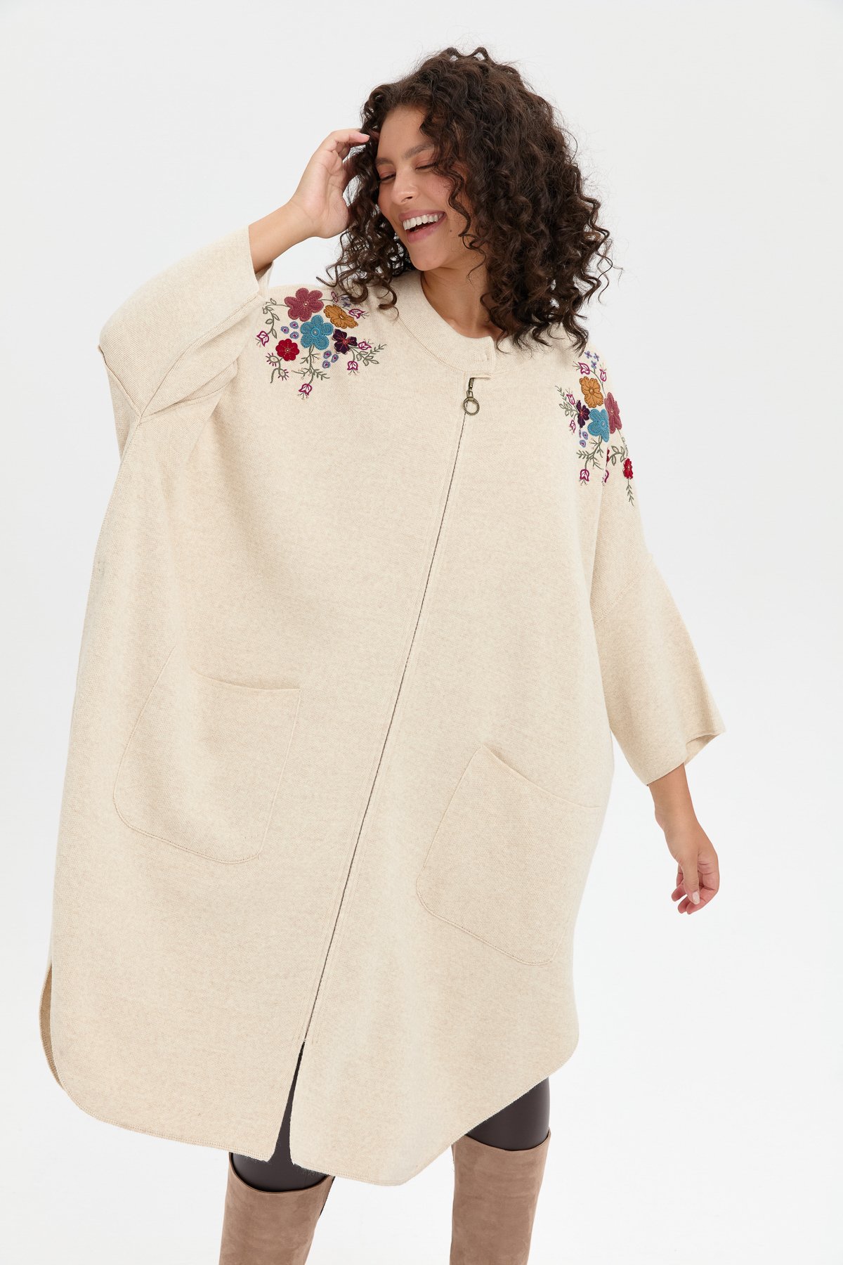 24056Kadın Dik Yaka Omuzları İşlemeli Fermuarlı Panço T.Melanj