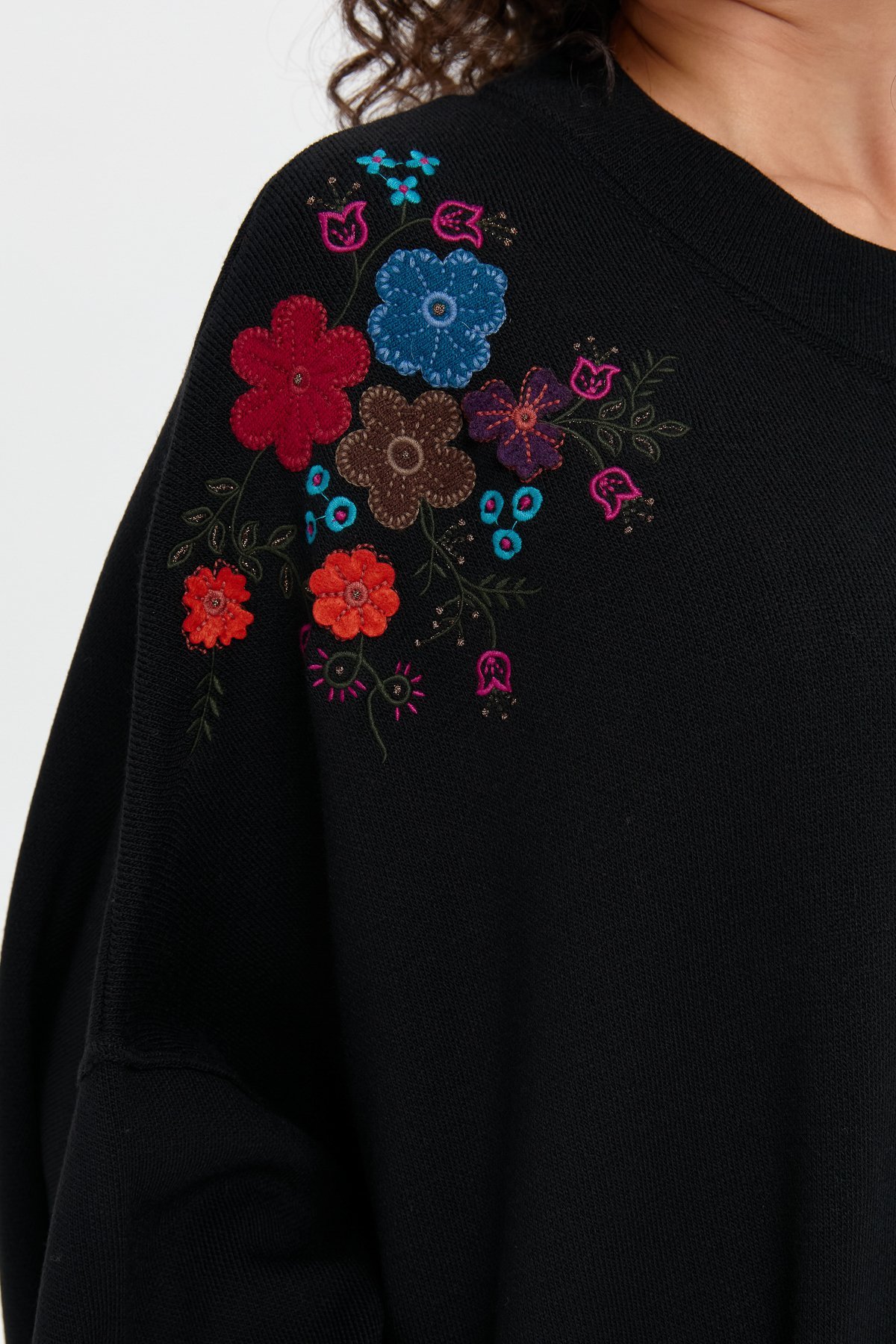 24056Kadın Dik Yaka Omuzları İşlemeli Fermuarlı Panço Siyah