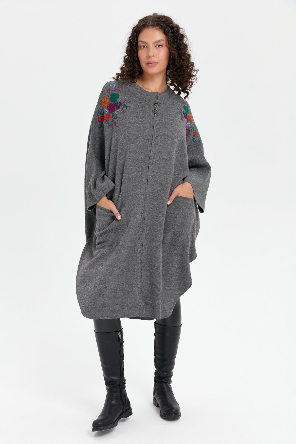 24056Kadın Dik Yaka Omuzları İşlemeli Fermuarlı Panço G.Melanj