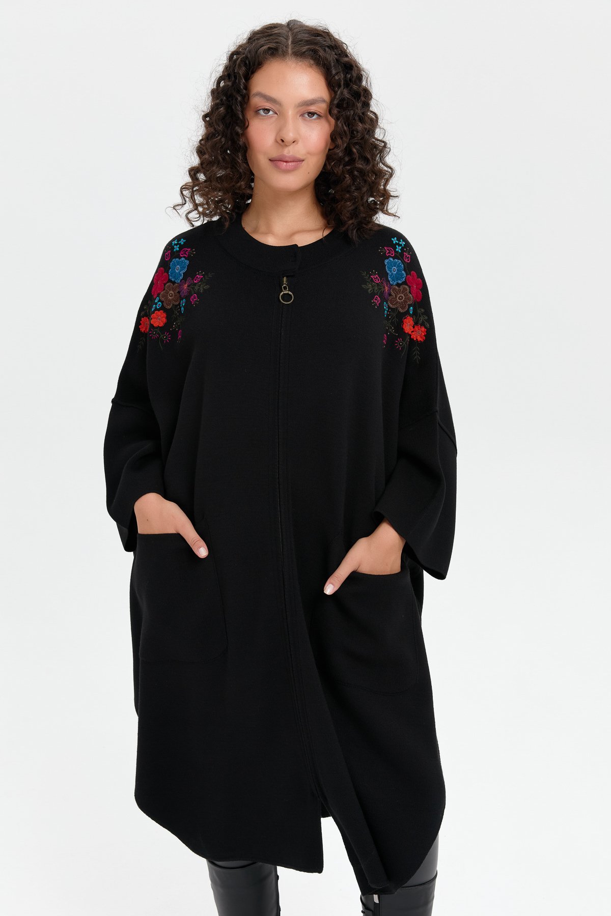 24056Kadın Dik Yaka Omuzları İşlemeli Fermuarlı Panço Siyah