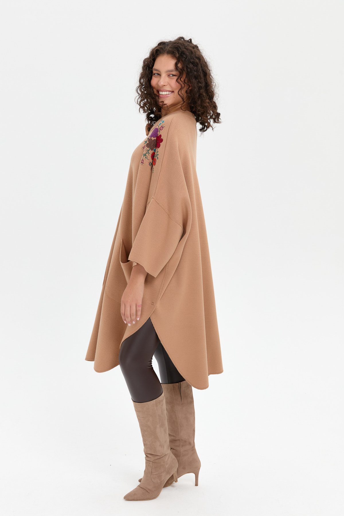 24056Kadın Dik Yaka Omuzları İşlemeli Fermuarlı Panço Biscuit