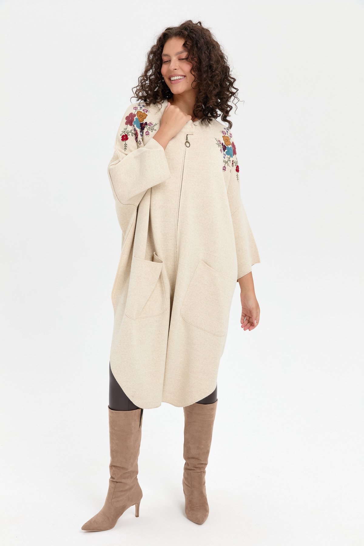 24056Kadın Dik Yaka Omuzları İşlemeli Fermuarlı Panço T.Melanj