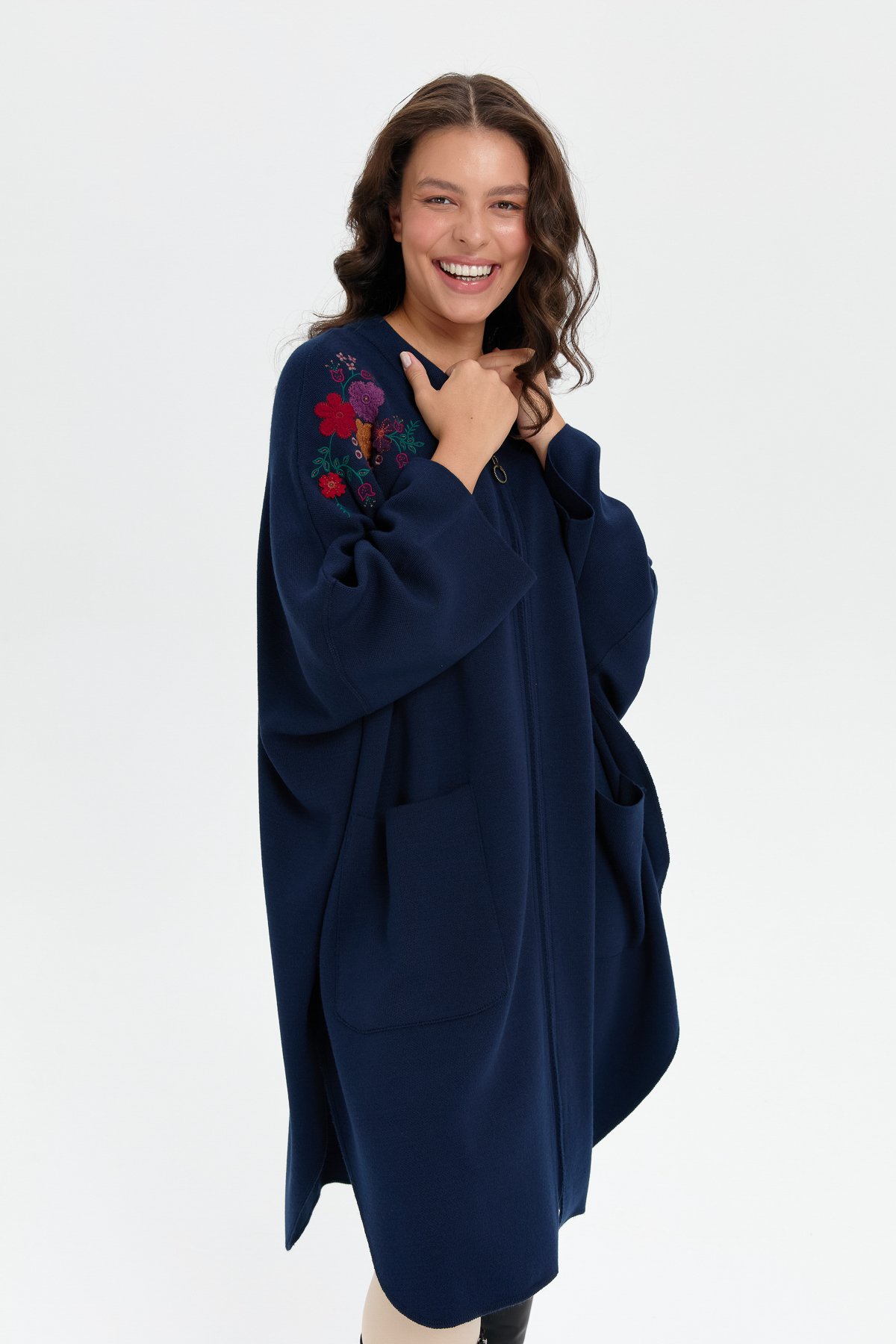 24056Kadın Dik Yaka Omuzları İşlemeli Fermuarlı Panço Lacivert