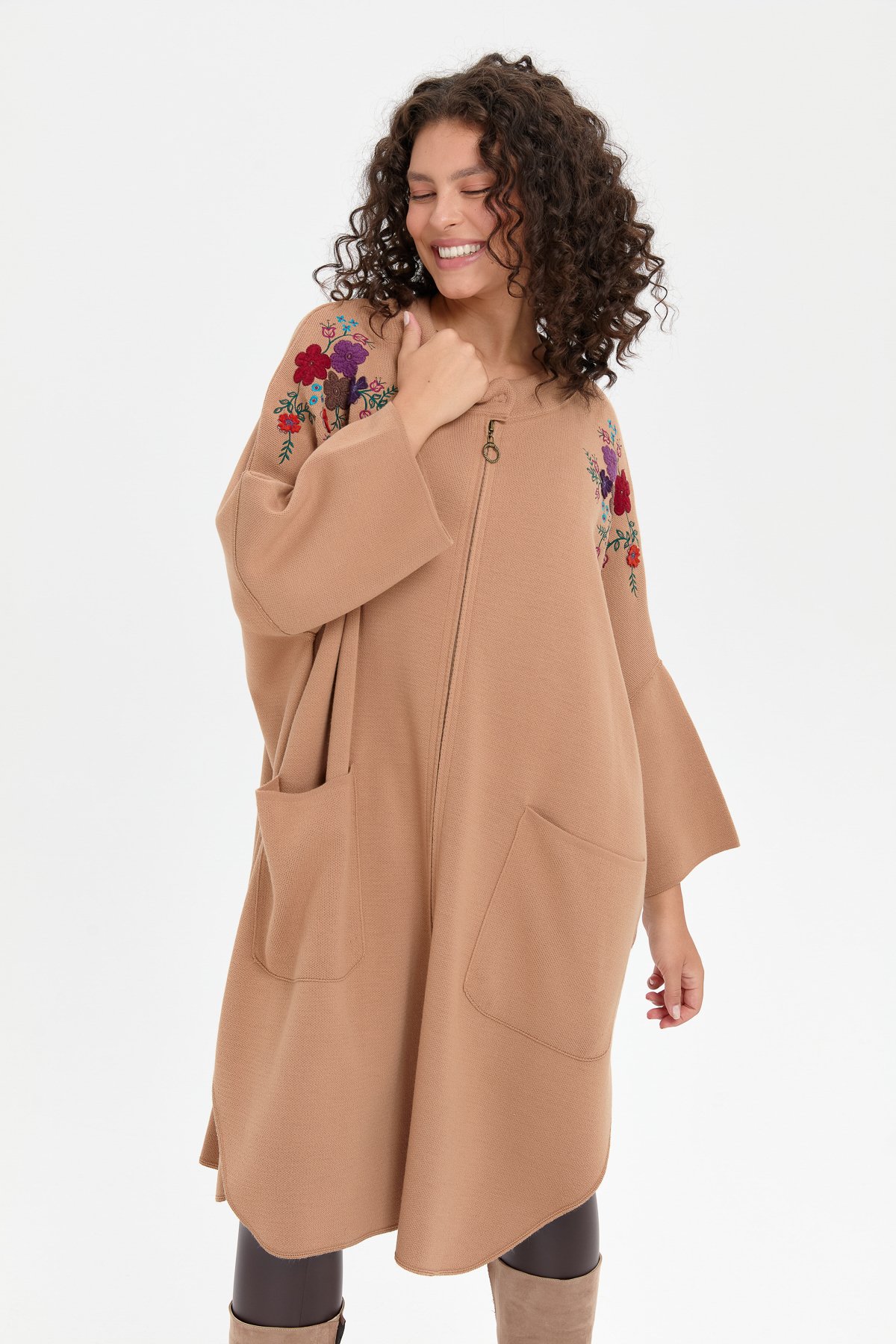 24056Kadın Dik Yaka Omuzları İşlemeli Fermuarlı Panço Biscuit