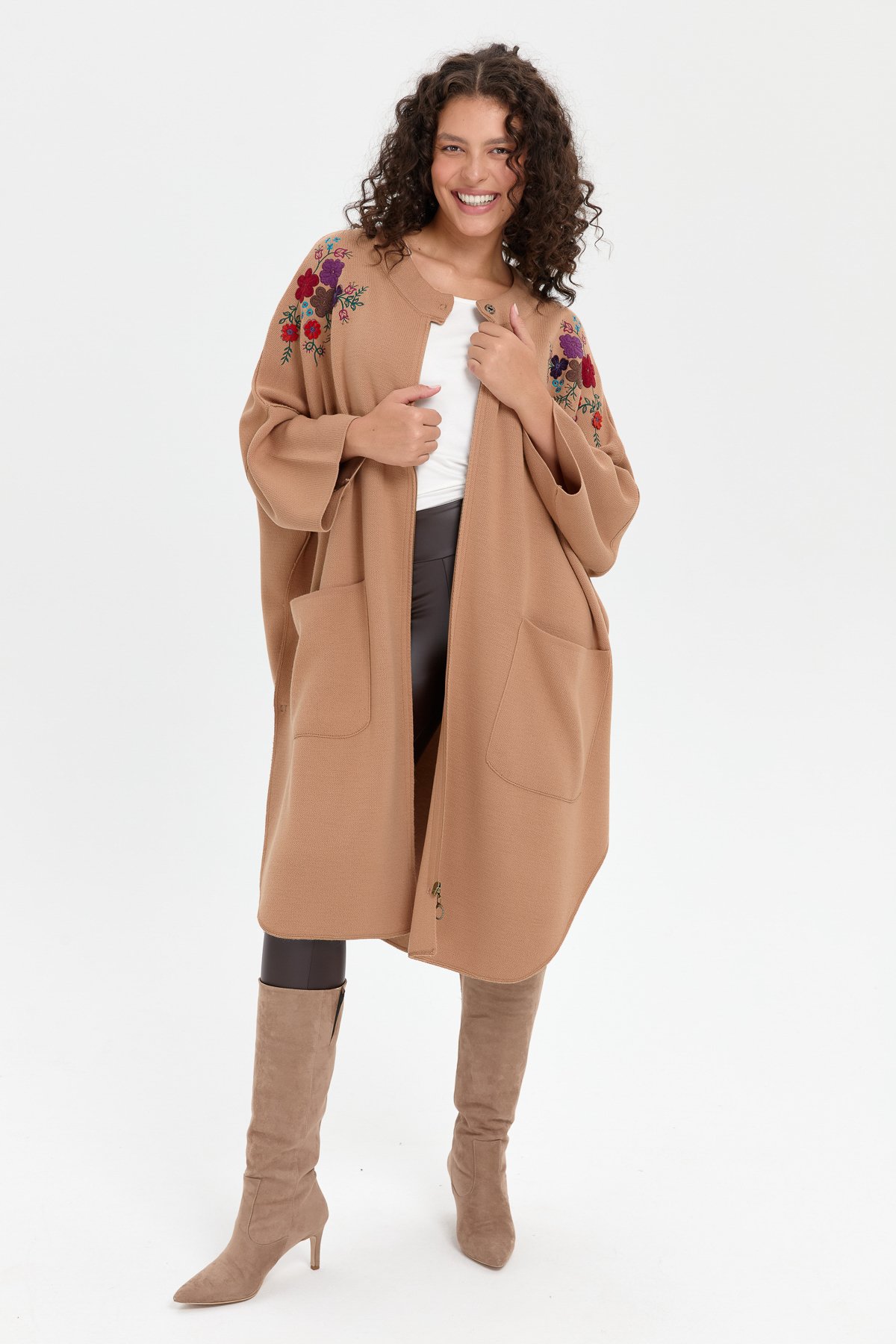 24056Kadın Dik Yaka Omuzları İşlemeli Fermuarlı Panço Biscuit