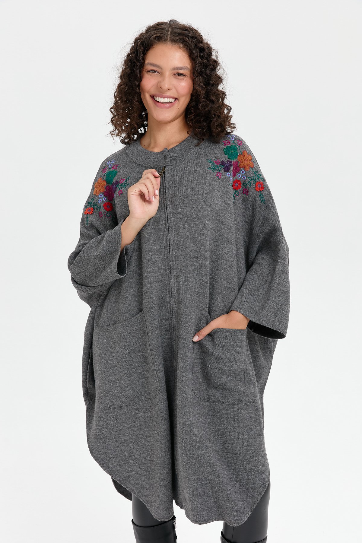 24056Kadın Dik Yaka Omuzları İşlemeli Fermuarlı Panço G.Melanj