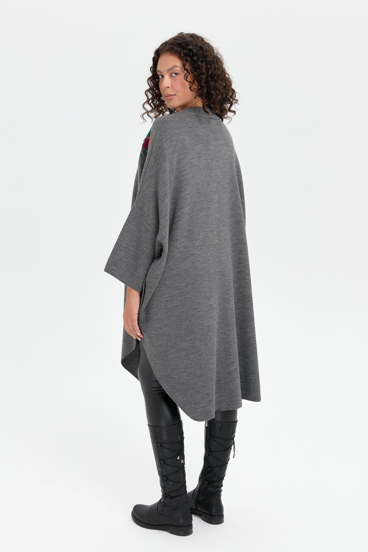 24056Kadın Dik Yaka Omuzları İşlemeli Fermuarlı Panço G.Melanj