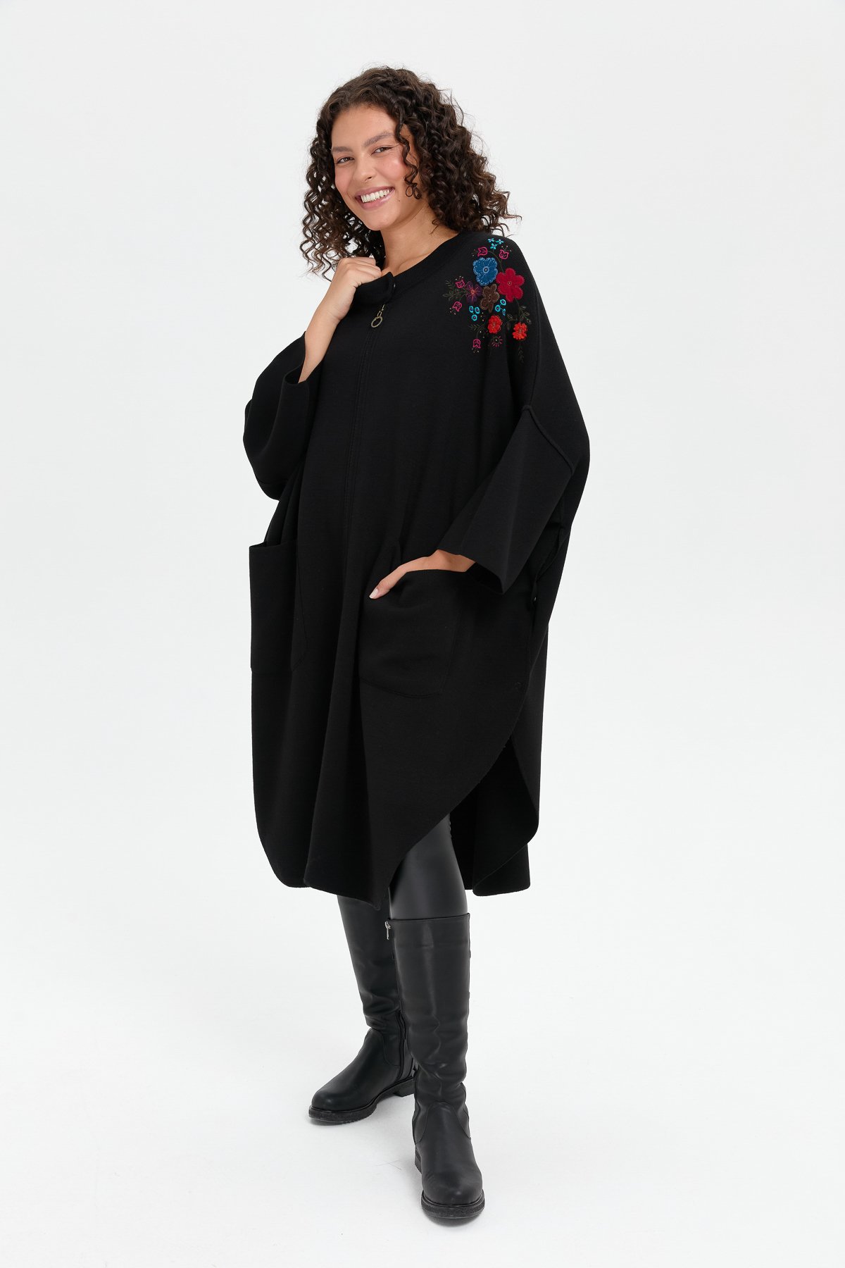 24056Kadın Dik Yaka Omuzları İşlemeli Fermuarlı Panço Siyah