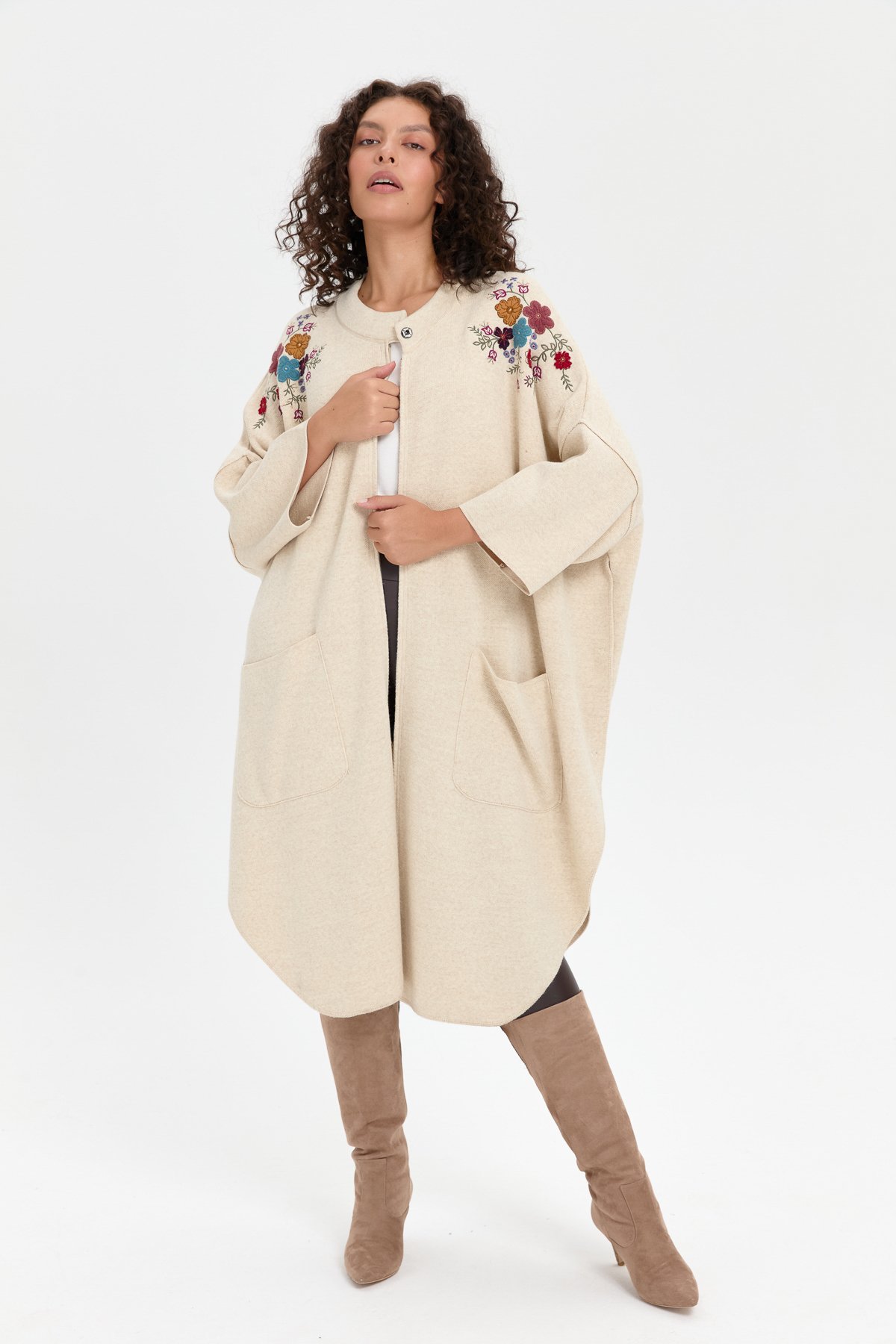 24056Kadın Dik Yaka Omuzları İşlemeli Fermuarlı Panço T.Melanj