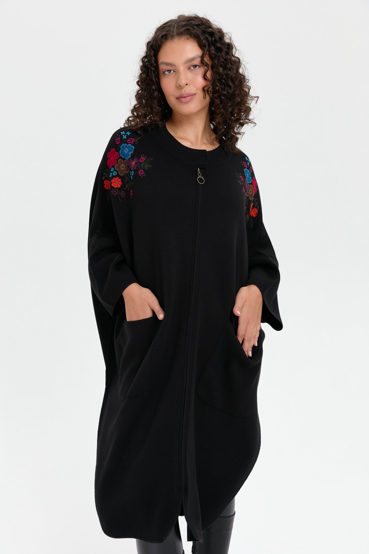 24056Kadın Dik Yaka Omuzları İşlemeli Fermuarlı Panço Siyah