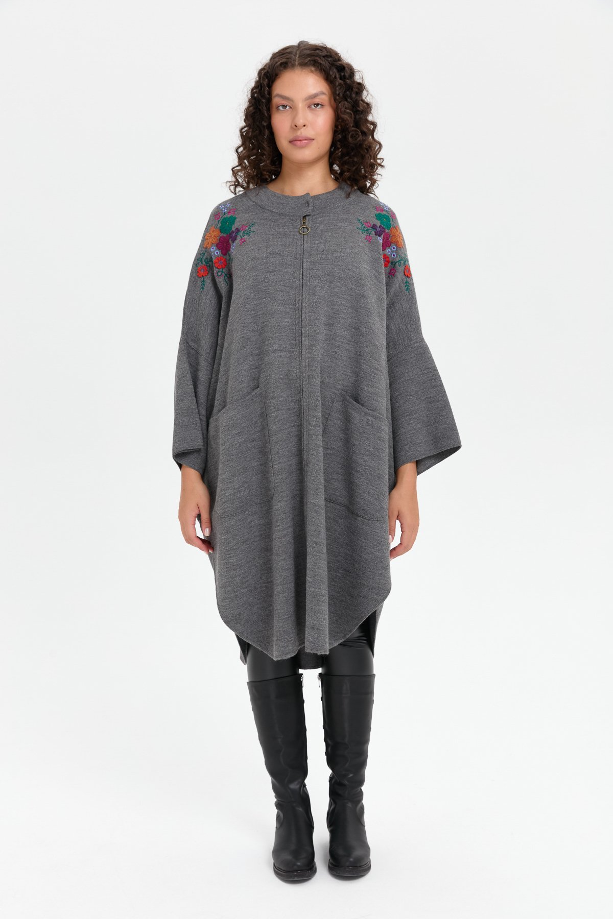 24056Kadın Dik Yaka Omuzları İşlemeli Fermuarlı Panço G.Melanj