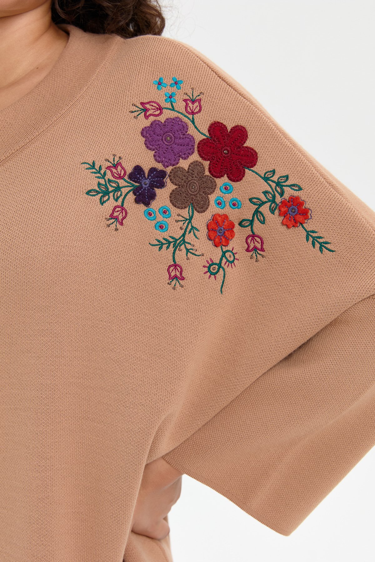 24056Kadın Dik Yaka Omuzları İşlemeli Fermuarlı Panço Biscuit