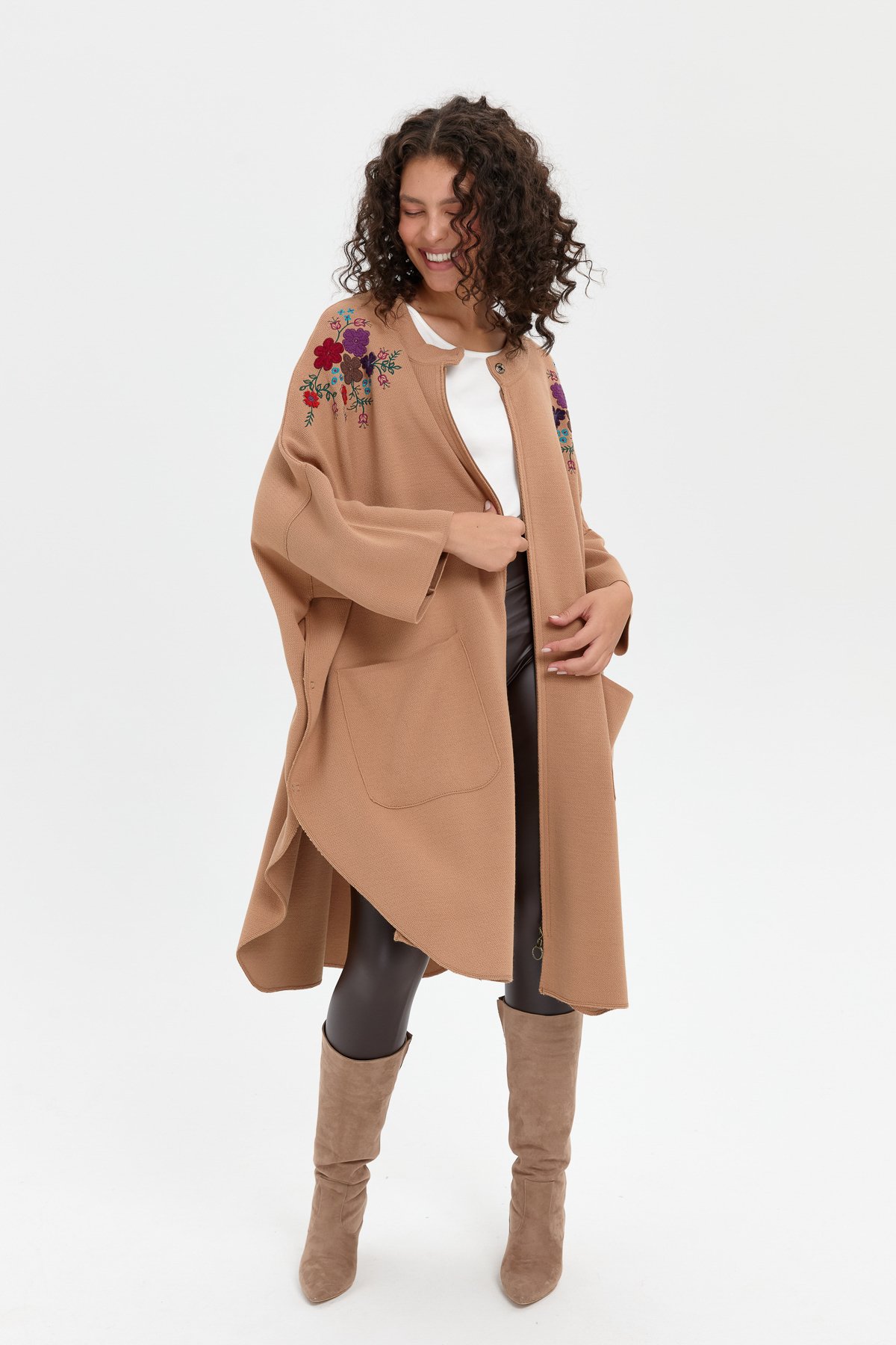 24056Kadın Dik Yaka Omuzları İşlemeli Fermuarlı Panço Biscuit