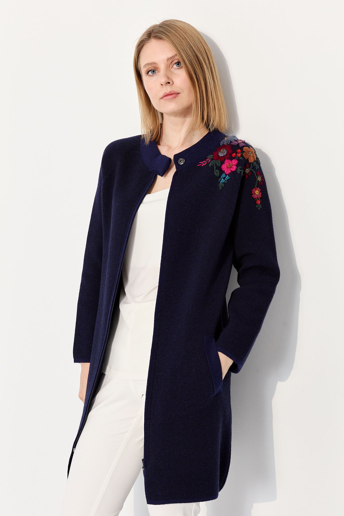 22010Женское длинное пальто с вышивкой на плечах и воротником-стойкой синее 