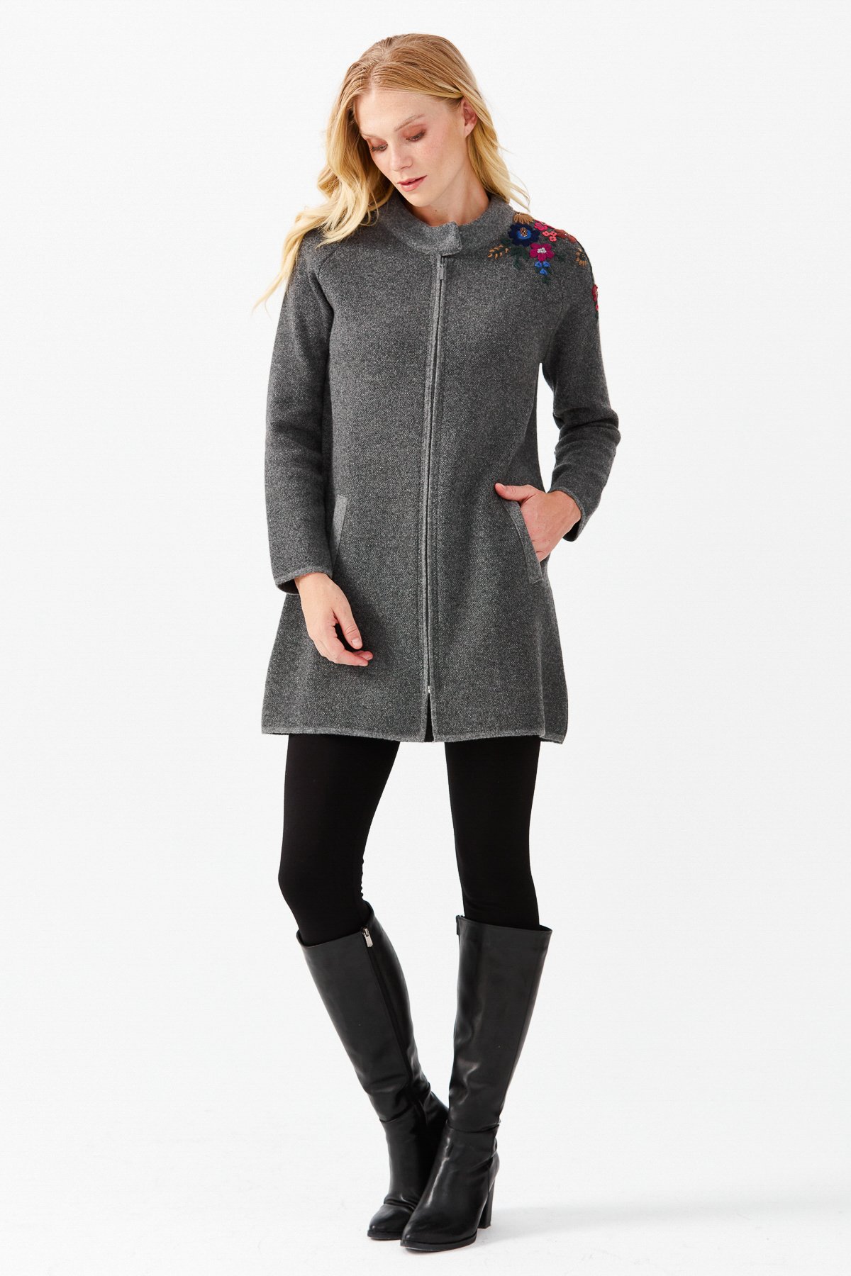 22010Женское длинное пальто с вышивкой на плечах и воротником-стойкой дымчатое 