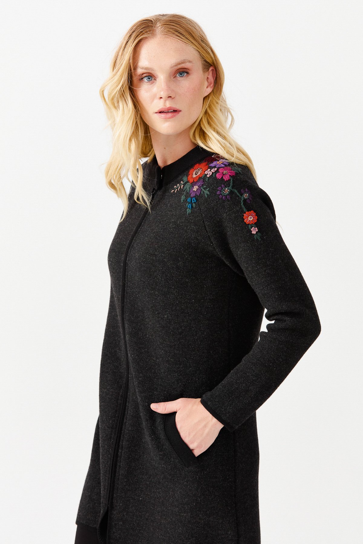 22010Женское длинное пальто с вышивкой на плечах и воротником-стойкой черное 