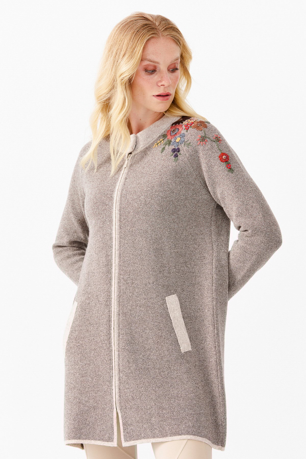 22010Женское длинное пальто с вышивкой на плечах и воротником-стойкой бежевое 