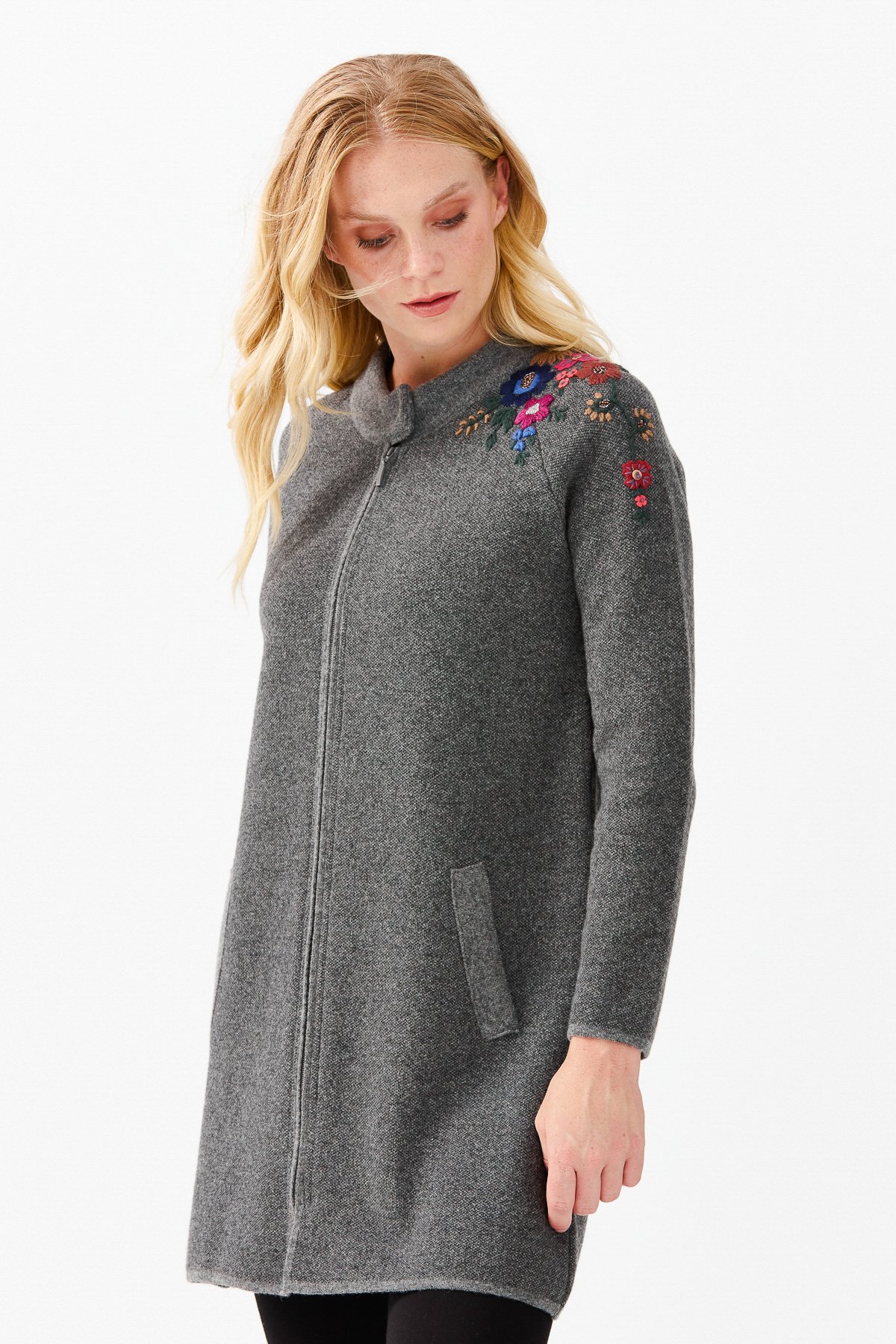 22010Женское длинное пальто с вышивкой на плечах и воротником-стойкой дымчатое 