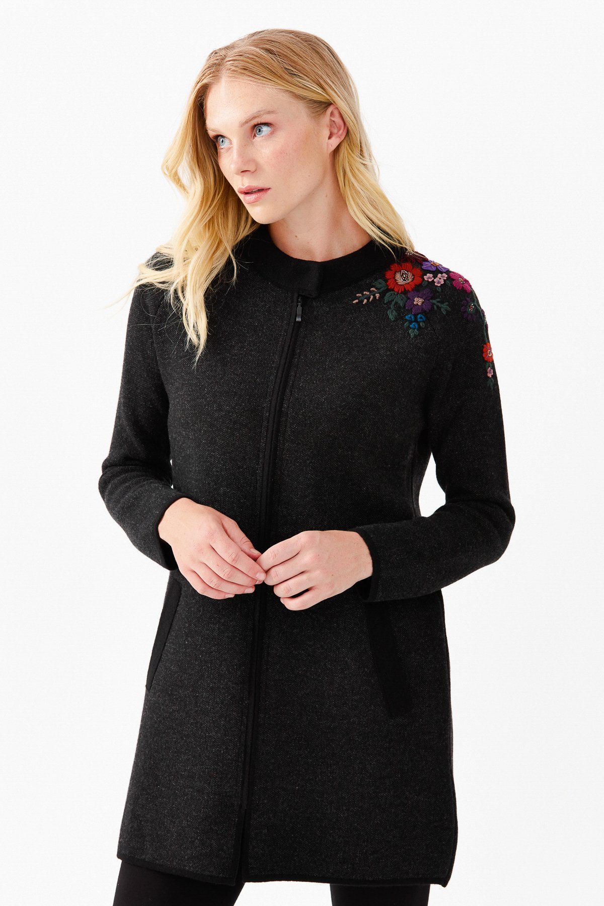 22010Женское длинное пальто с вышивкой на плечах и воротником-стойкой черное 