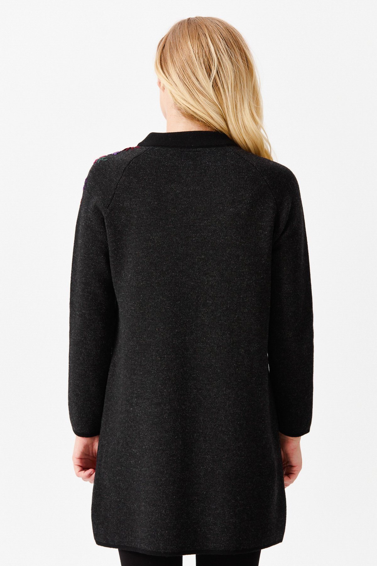 22010Женское длинное пальто с вышивкой на плечах и воротником-стойкой черное 